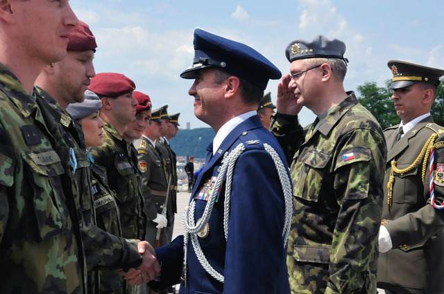 Medaile ministra obtrany Za službu v zahraničí - Afghánistán, předával vojákům také plukovník Patrick T. Sullivan z americké ambasády v Praze