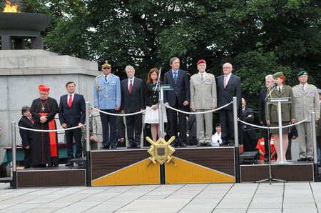 Čestní hosté slavnostního nástupu na tribuně