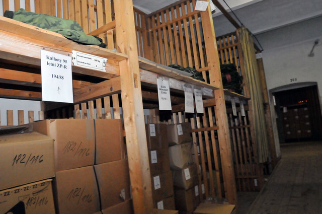 Dosud většina regálů totiž zela téměř prázdnotou. Na skladě byly většinou jen ojedinělé nestandardní velikosti