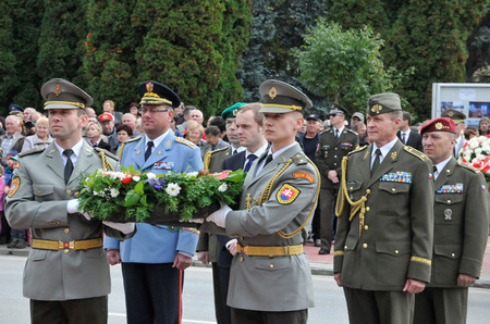 Delegace vedená náměstkem MO ČR Jakubem Kulhánkem položila také smuteční věnec u sochy generála Ludvíka Svobody ve Svidníku, kde na svého osvoboditele nezapomínají