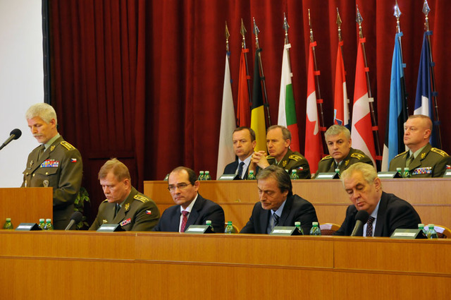 Část hostů velitelského shromáždění náčelníka GŠ AČR na čestné tribuně v hlavním sále Ministerstva obrany ČR