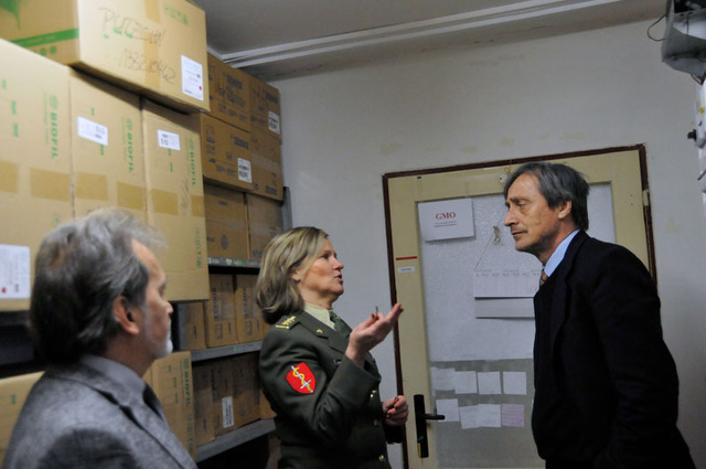 Budovami, které asi zrovna nepřipomínají důstojná pracoviště, provedla ministra Martina Stropnického vedoucí katedry plukovnice Zuzana Šinkorová