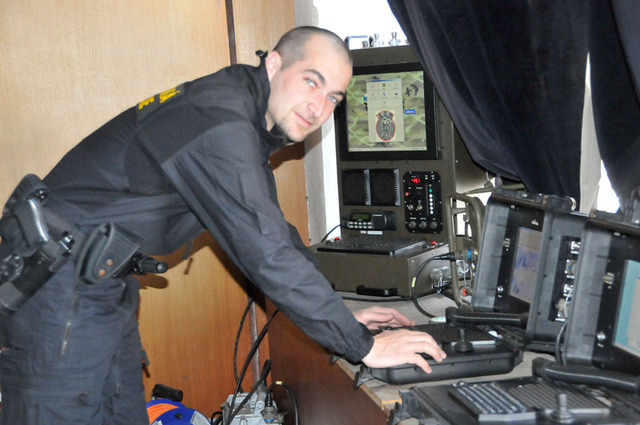 Na jejich bezpečnost budou dohlížet i čeští vojenští policisté, kteří místo pro ubytování i zaparkovanou techniku hlídají pomocí techniky -  ve službě jsme zastihli rotmistra Milana Zahradníčka