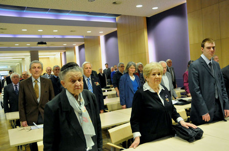 Mezi veterány 2. světové války a příslušnice 1. čs. armádního sboru patří i Věra Holubová (uprostřed), která se dostala k bojovým jednotkám ve svých čtrnácti letech