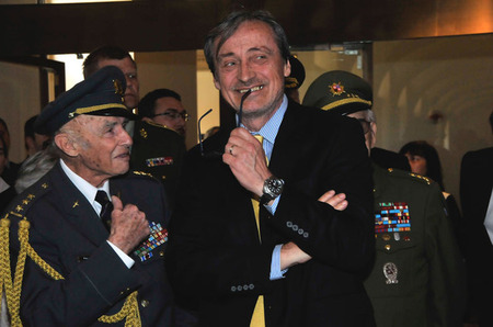 Ministr obrany si vyslechl i osobní příběhy válečných veteránů. Na snímku s plukovníkem v.v. Pavlem Vranským, který se účastnil bojů v řadách britské R.A.F.