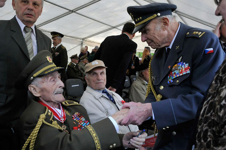 Setkání veteránů při oslavách u Památníku osvobození v Komenského sadech  -  generál Mikuláš Končický a plukovník Pavel Vranský