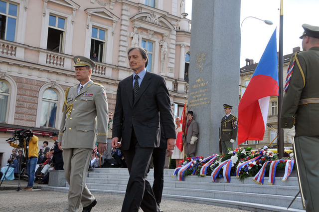 Smuteční věnec k památníku v Plzni položili ministr obrany Martin Stropnický a náčelník Generálního štábu AČR generálporučík Josef Bečvář