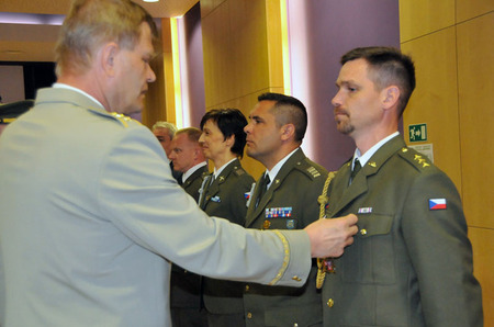 Čestné odznaky z rukou náčelníka GŠ AČR Za zásluhy II. a III. stupně převzali od generálporučíka Josefa Bečváře jak vojáci v aktivní službě...