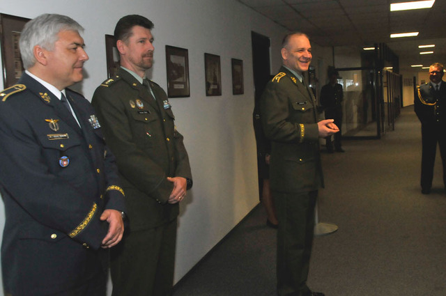 Generál Jiří Baloun poděkoval příslušníkům 3. jednotky za vzornou reprezentaci - vlevo: generál Jaromír Šebesta a plukovník Radek Šíba