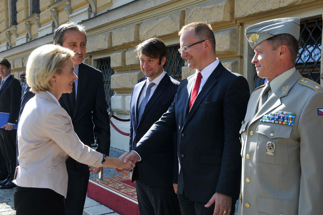 Ministr Martin Stropnický představil ministryni Ursule von der Leyen své nejbližší spolupracovníky - zleva náměstci Jakub Landovský, Daniel Koštoval a brigádní generál Pavel Adam