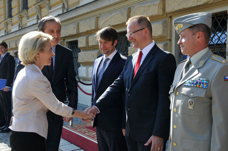 Ministr Martin Stropnický představil ministryni Ursule von der Leyen své nejbližší spolupracovníky - zleva náměstci Jakub Landovský, Daniel Koštoval a brigádní generál Pavel Adam