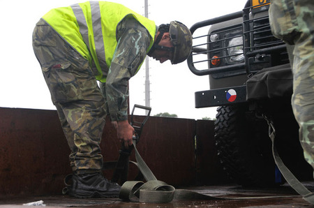 Naloženou techniku je nutné pořádně upevnit, zajistit jí speciálními upínáky a podložit klíny