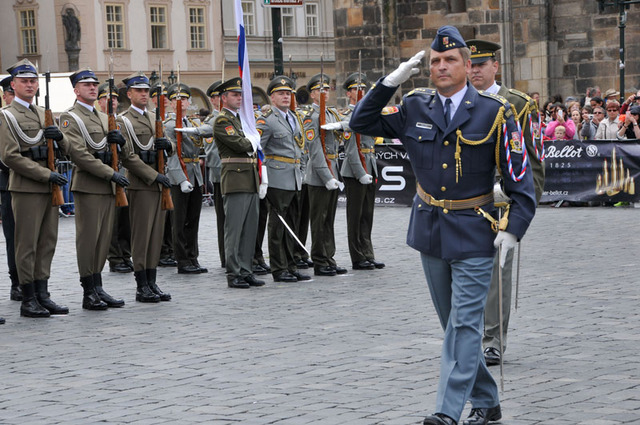 Úvodní přehlídku nastoupených jednotek čestných stráží vykonal velitel posádkového města hostitelské země plukovník gšt. Milan Virt