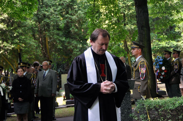 Patriarcha Československé církve husitské Tomáš Butta položil k památníku smuteční kytici a vedl modlitbu za oběti komunismu