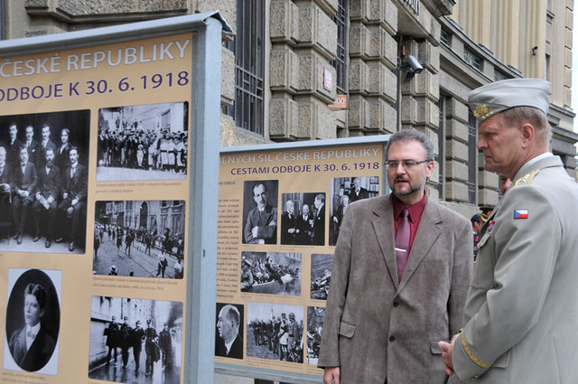 Generála Josefa Bečváře provedl výstavou její autor, historik Karel Straka