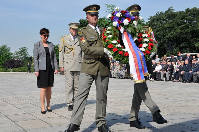 Představitelé ministerstva obrany položili smuteční věnec k památníku