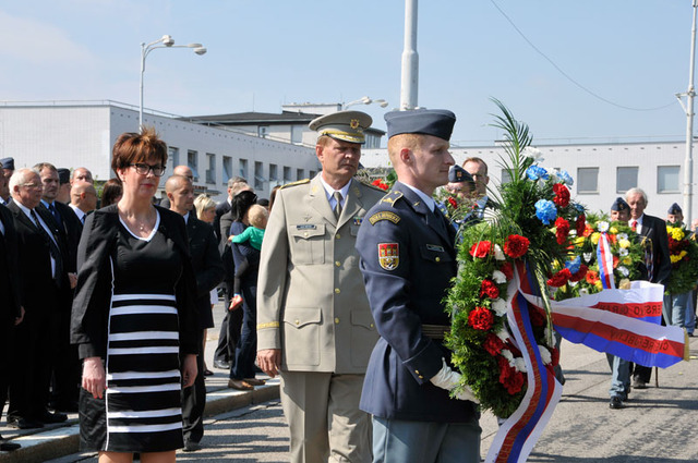 Památku československých letců, kteří bojovali v řadách britského Královského letectva, uctili položením smutečního věnce k památníku náměstkyně ministra obrany Alena Netolická a náčelník GŠ AČR generál Josef Bečvář