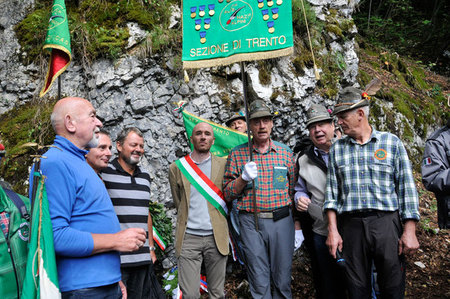 Historik Tiziano Berté (stojící vlevo) se zasloužil o to, že v horách Monte Baldo je opět deska připomínající fakt, že zde bylo velitelství československé jednotky