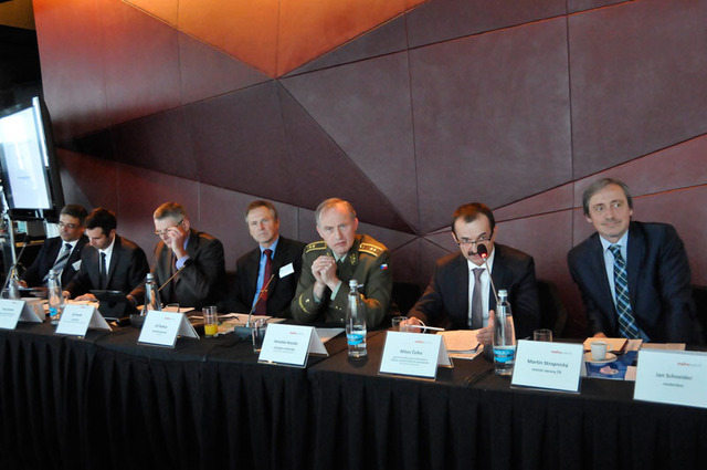 Čestní hosté konference, kteří vedli diskuzi s účastníky