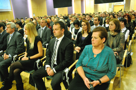 Budoucí státní úředníci v kongresovém sále Domu armády Praha