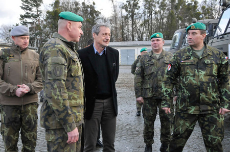 Bylo jasné, že přezbrojení zdejších útvarů je nutností, ostatně o tom se také vedla mezi veliteli a hosty řeč 