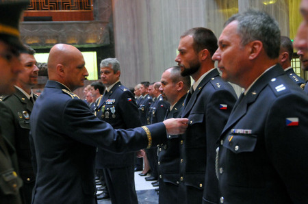 Generál LIbor Štefánik a plukovník gšt. Radek Šíba předávali medaile ministra obrany Za službu v zahraničí jednotce majora Dalibora Křenka