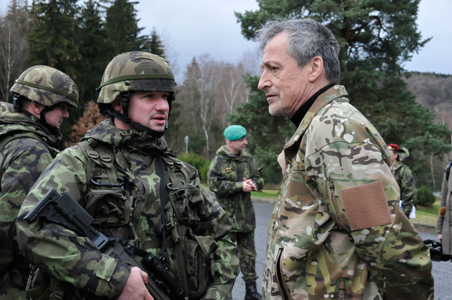 Ministr obrany Martin Stropnický v rozhovoru s nadrotmistrem Martinem Bodnárem