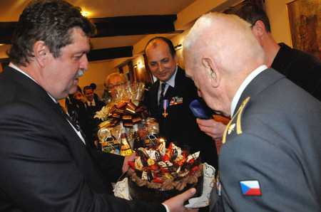 Na svého místopředsedu nezapomíná ani Československá obec legionářská, jejíž předseda Pavel Budinský předal oslavenci dort a další věcné dary
