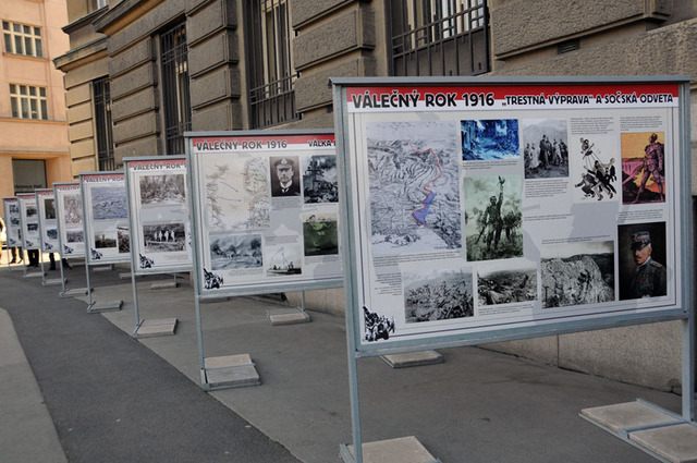 Z výstavy před Generálním štábem Armády České republiky na Vítězném náměstí v pražských Dejvicích