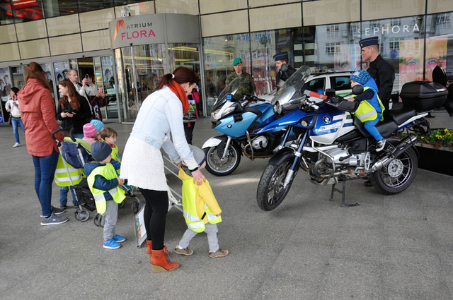 Pozornosti se také těšila Hradní stráž a její motocykly. Prohlížejí si je děti jedné z mateřských a základních škol, které Army den navštívily