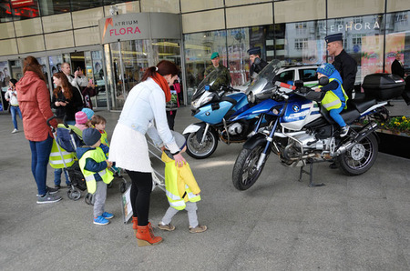 Pozornosti se také těšila Hradní stráž a její motocykly. Prohlížejí si je děti jedné z mateřských a základních škol, které Army den navštívily