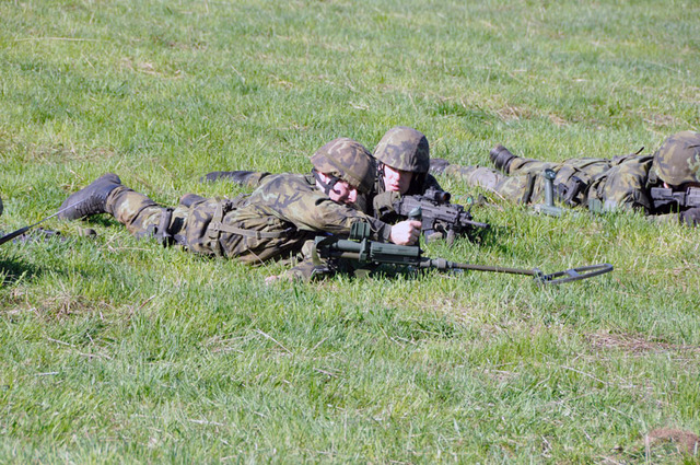 Hledání min pomocí minohledačky poté, co terén už propíchali ženisté s minobodci