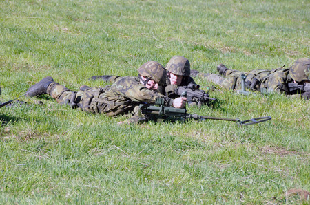 Hledání min pomocí minohledačky poté, co terén už propíchali ženisté s minobodci