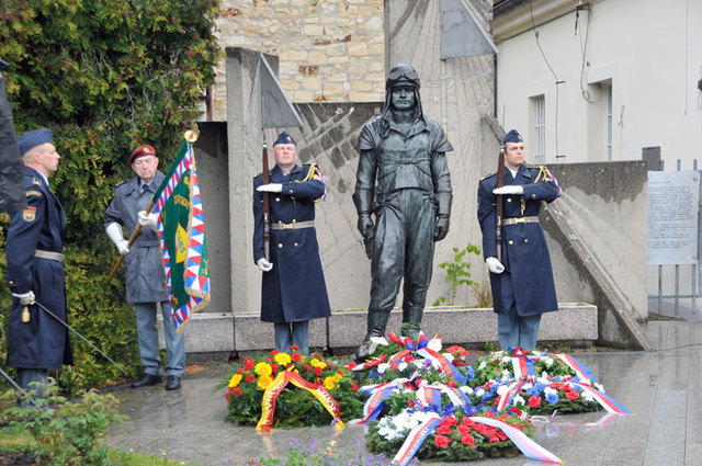 Dvou a půl metrová bronzová socha generála Milana Rastislava Štefánika na pražském Petříně