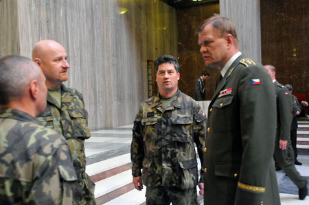 Generálporučík Josef Bečvář v rozhovoru s vyznamenanými příslušníky aktivní zálohy