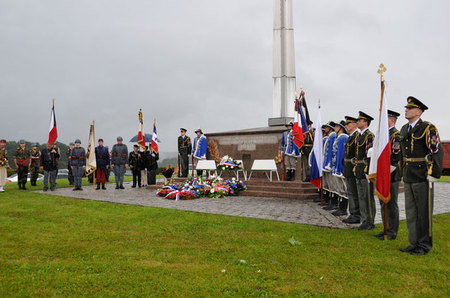 U památníku ve francouzském Darney, věnovanému československým legionářům, stáli čestnou stráž vojáci tří států - Češi, Slováci a Francouzi