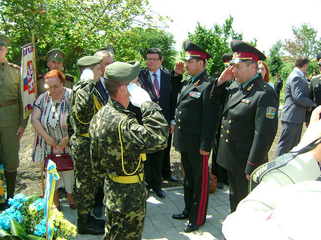 K pomníku v Ozerné se přišli poklonit i zástupci ukrajinské armády