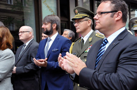 Čestní hosté pietní vzpomínky u budovy Českého rozhlasu (zleva): ministr kultury Daniel Herman, náměstek ministra obrany Jakub Landovský, brigádní generál Jaroslav Linhart a generální ředitel Českého rozhlasu René Zavoral