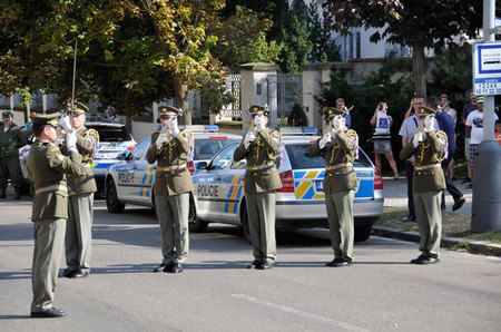 Do tónů skladby Amazing Grace zazněly tři čestné salvy, které vypálili vojácí Čestné stráže AČR