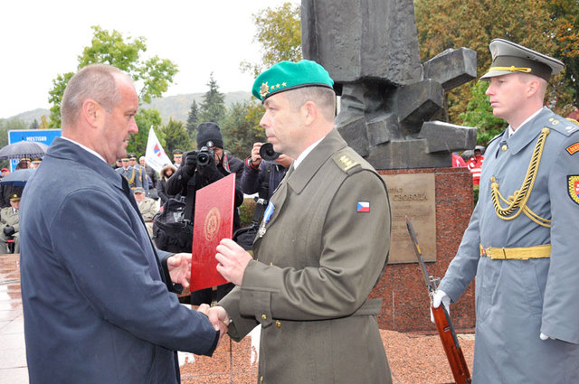 Představitelé slovenských ozbrojených sil ocenili práci, kterou na poli historie odvádí plk. Eduard Stehlík. K medaili blahopřeje řediteli odboru pro válečné veterány MO ČR  ministr obrany Slovenské republiky Peter Gajdoš