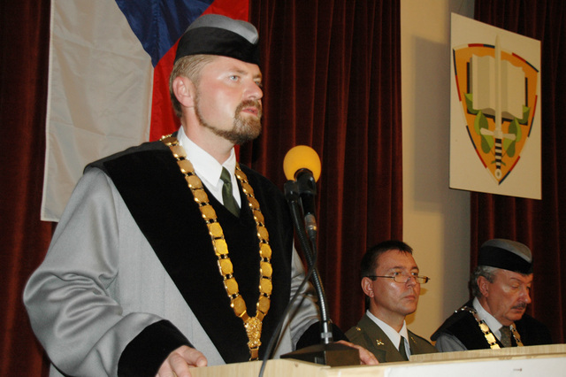Děkan Fakulty ekonomiky a managementu plukovník Ing. Vladan Holcner Ph.D.