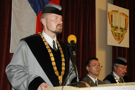 Děkan Fakulty ekonomiky a managementu plukovník Ing. Vladan Holcner Ph.D.