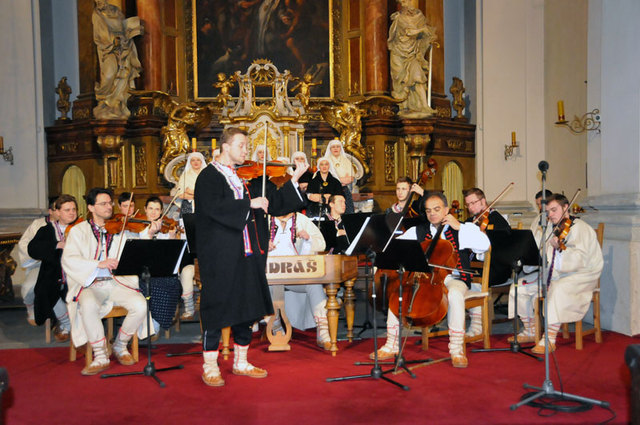 Orchestr lidových nástrojů a dívčí sbor Vojenského uměleckého souboru Ondráš se svými sólisty připravil skvělý vánoční koncert