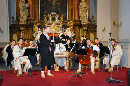 Orchestr lidových nástrojů a dívčí sbor Vojenského uměleckého souboru Ondráš se svými sólisty připravil skvělý vánoční koncert