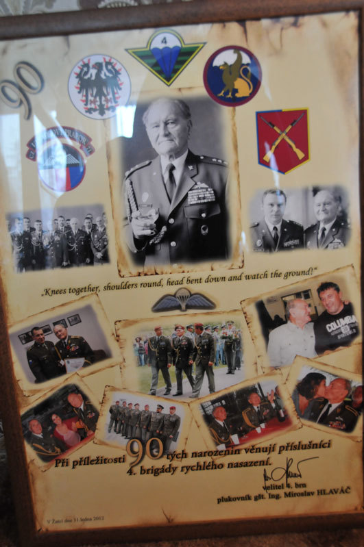 K 90. narozeninám darovali příslušníci 4. brn svému vzoru tablo