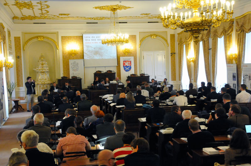 Také čtvrtá konference cyklu Léta do pole okovaná, který připravili pracovníci VHÚ Praha, se konala v sále Poslanecké sněmovny Parlamentu ČR 