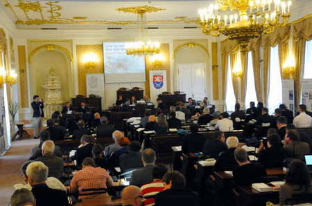 Také čtvrtá konference cyklu Léta do pole okovaná, který připravili pracovníci VHÚ Praha, se konala v sále Poslanecké sněmovny Parlamentu ČR 