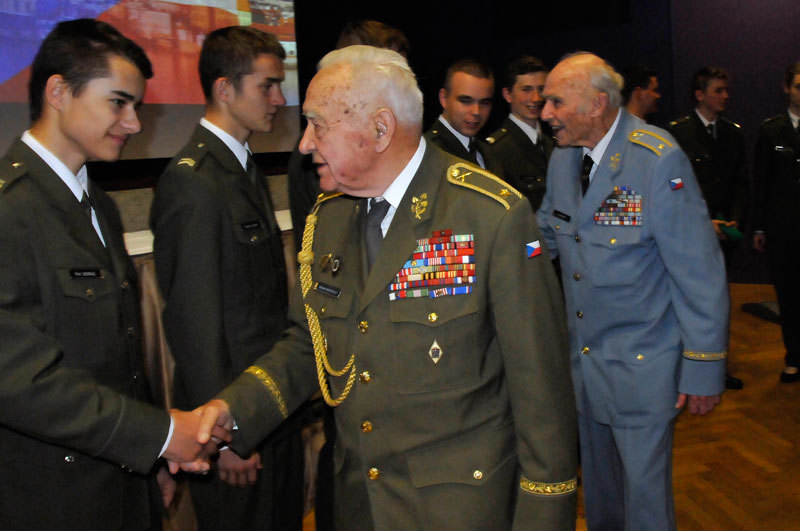 Váleční veteráni - generálové Miloslav Masopust a Pavel Vranský se pozdravili se studenty Vojenské střední školy a Vyšší odborné školy Ministerstva obrany z Moravské Třebové