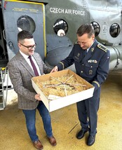 LOM PRAHA předal kbelské základně dva vrtulníky Mi-17