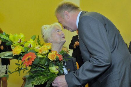 Ministr obrany Vlastimil Picek využil dnešního setkání, aby poblahopřál Naděždě Kavalírové, předsedkyni Konfederace politických vězňů k jejímu nedávnému životnímu jubileu